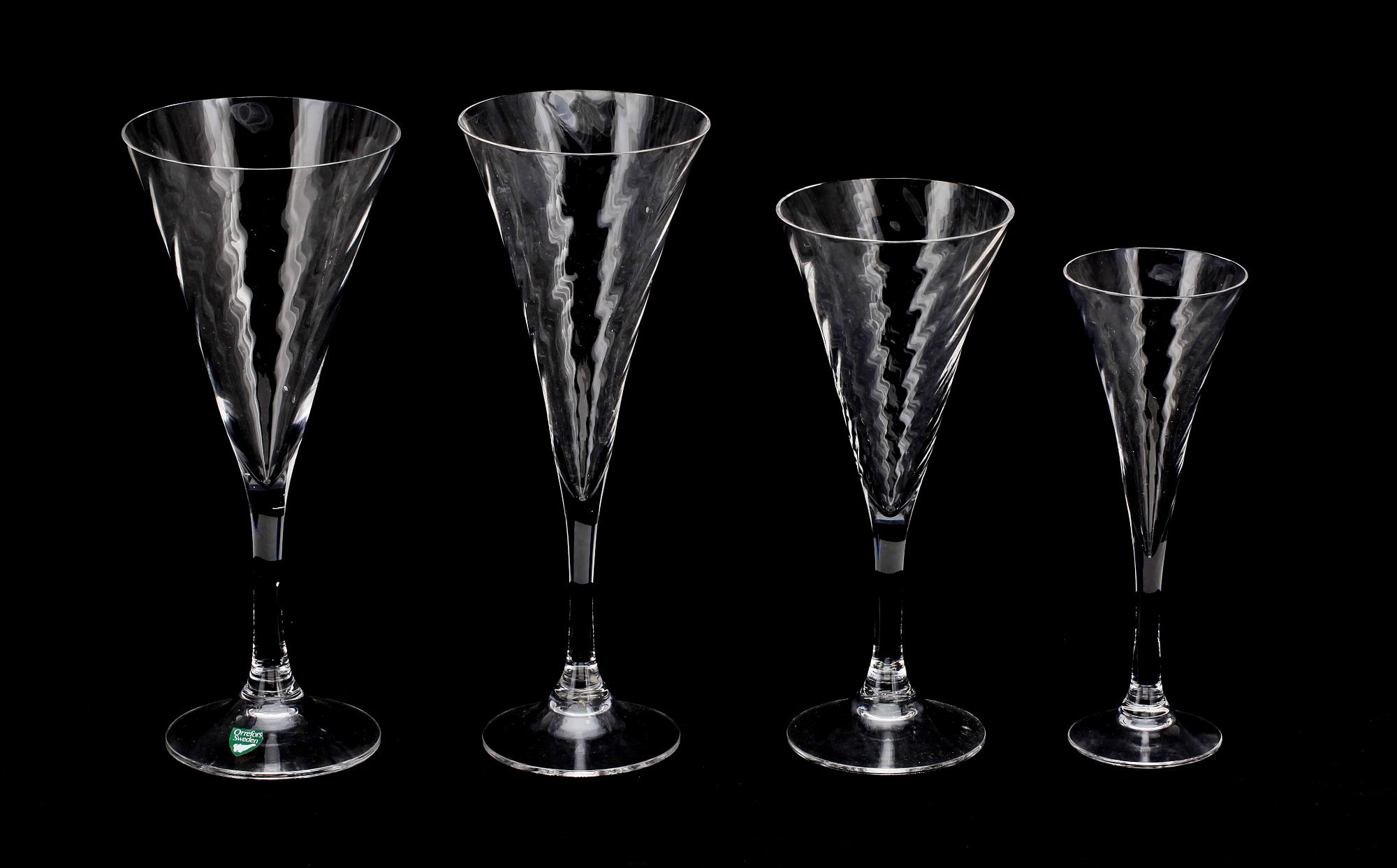 GLASSERVIS, 93 delar, "Helena", Orrefors. design: Gunnar Cyrén 1977.