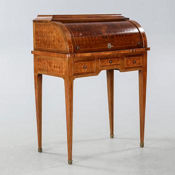 RULLKLAFFSSEKRETÄR, Louis XVI-stil, 1900-talets första hälft.