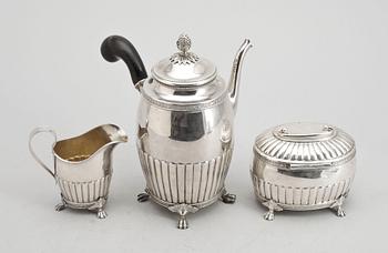 KAFFESERVIS, 3 delar, silver, sengustaviansk stil, Möllenborg, Stockholm, 1911. Totalvikt ca 936 gram.