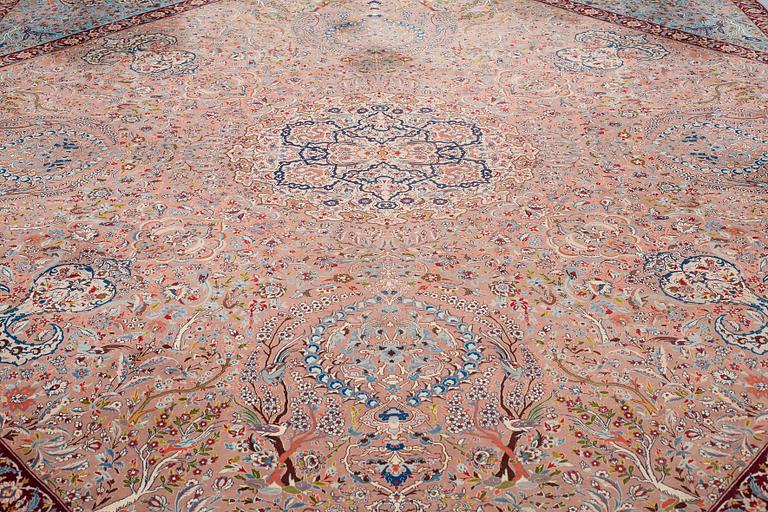 A CARPET, Old Esfahan, ca 416 x 305 cm (+ the ends have 5,5 and 7 cm flat weave).