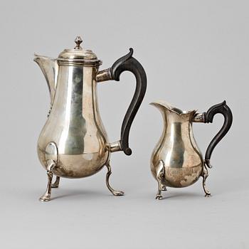 KAFFEKANNA SAMT GRÄDDKANNA, silver, rokokostil, troligen Israel Sundström, Stockholm, 1914. Vikt ca 900 g.