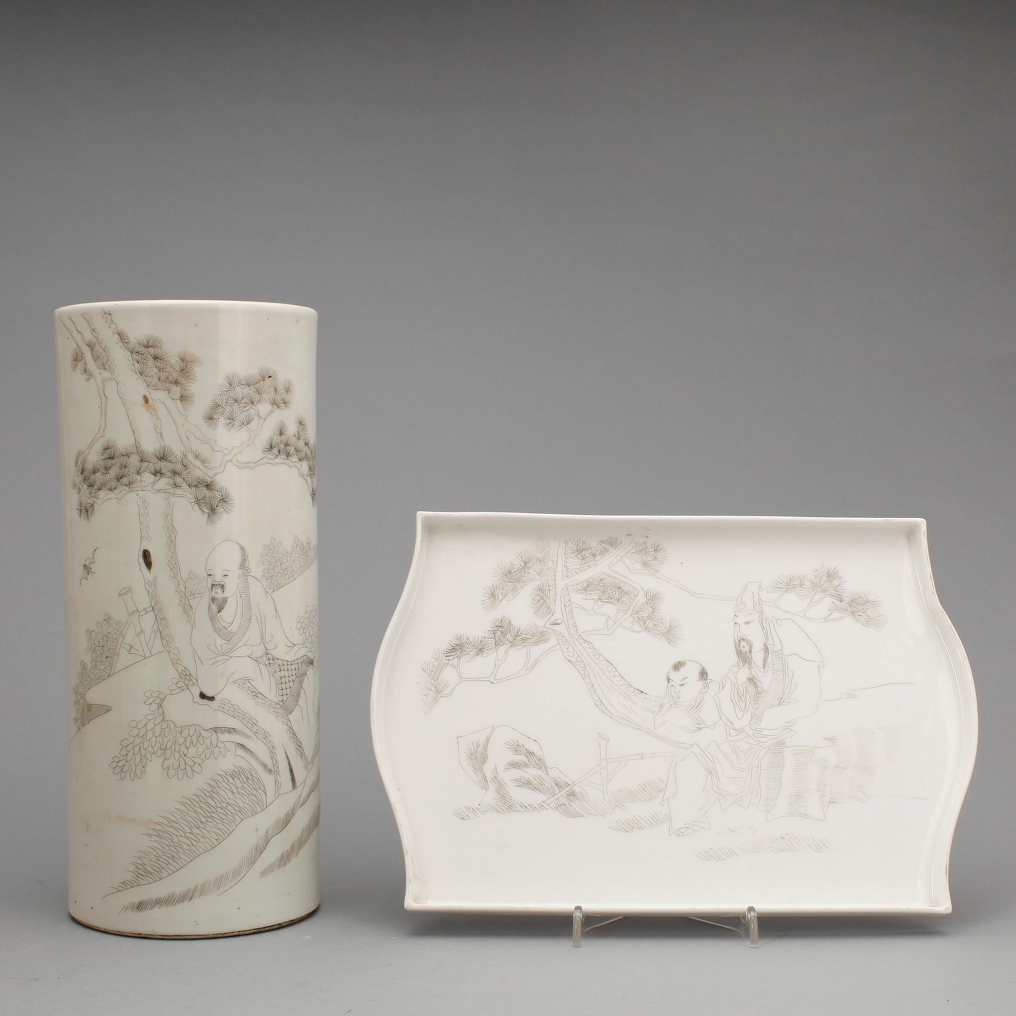 PENSELVAS SAMT BRICKA, porslin, Kina tidigt 1900-tal.