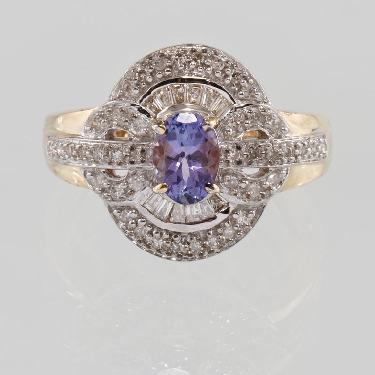 RING, 14k guld med briljant och baguett och briljantslipade diamanter samt fasettslipad tanzanit. Vikt 5 g.