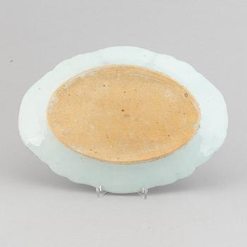 A blue and white serving dish, Qing dynasty, Qianlong (1736-95).