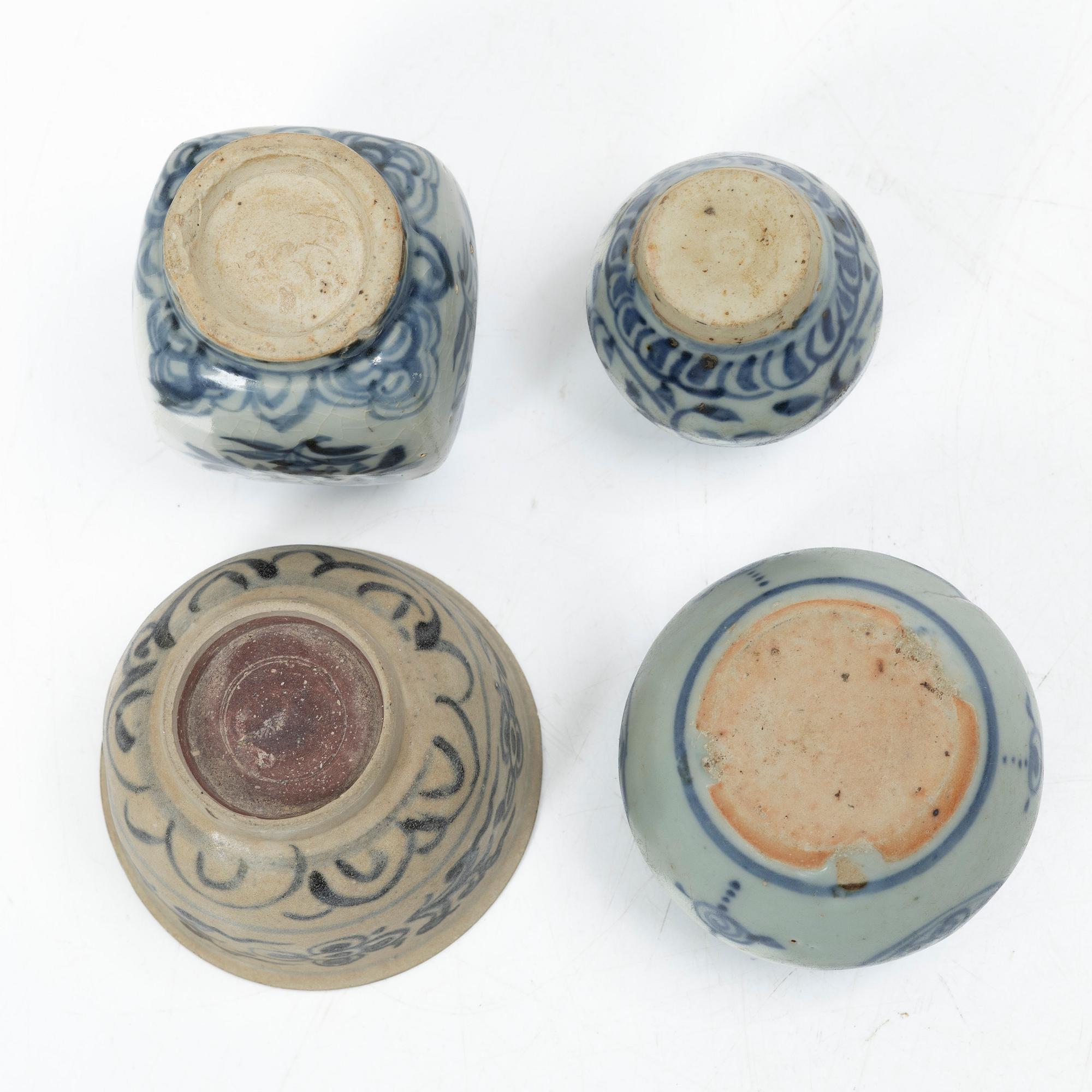 Vaser, tre stycken, askar med lock, fyra stycken samt skål, porslin, Kina, delvis Mingdynastin.