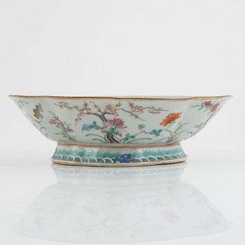 A Chinese porcelain bowl, late 19th Century.