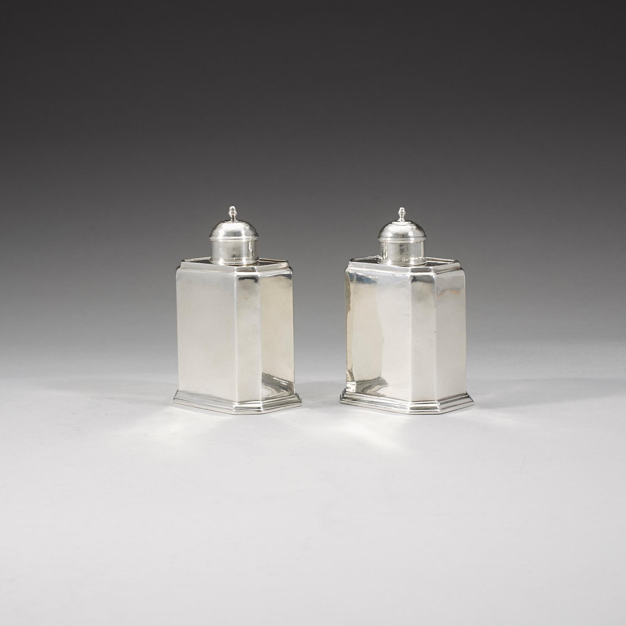A pair of English 18th century silver tea caddies, Thomas Parr, London 1719.