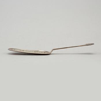 A DANISH SILVER ART NOUVEAU CAKE SERVER, 1920.