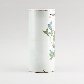 PENSELVAS, porslin, Kina, 1900-tal.