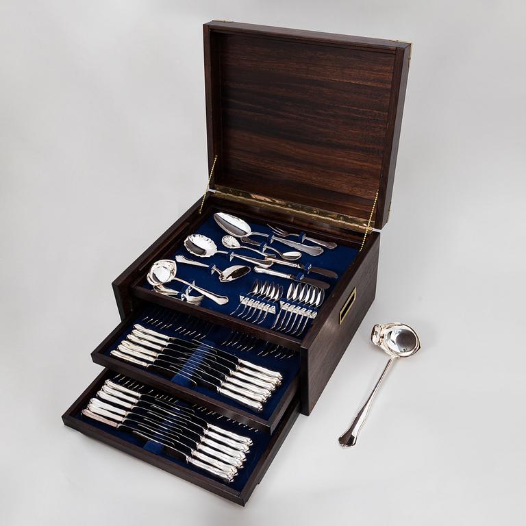 Aterinsarja, 100 osaa, hopeaa, "Chippendale", Auran Kultaseppä, Turku 1982. Aterinlaatikossa.