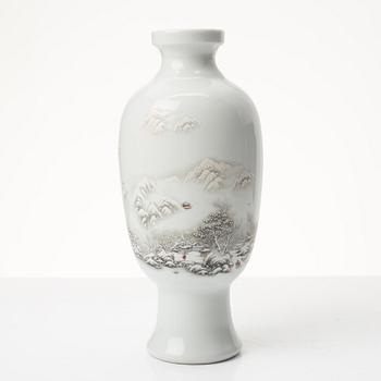 A Chinese porcelain vase, Republic period (1912-49).