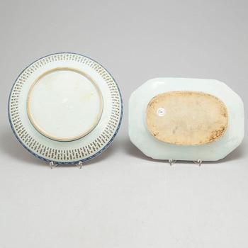 A pair of blue and white export porcelain serving dishes and one dish, QIng dynasty, Qianlong (1736-95).