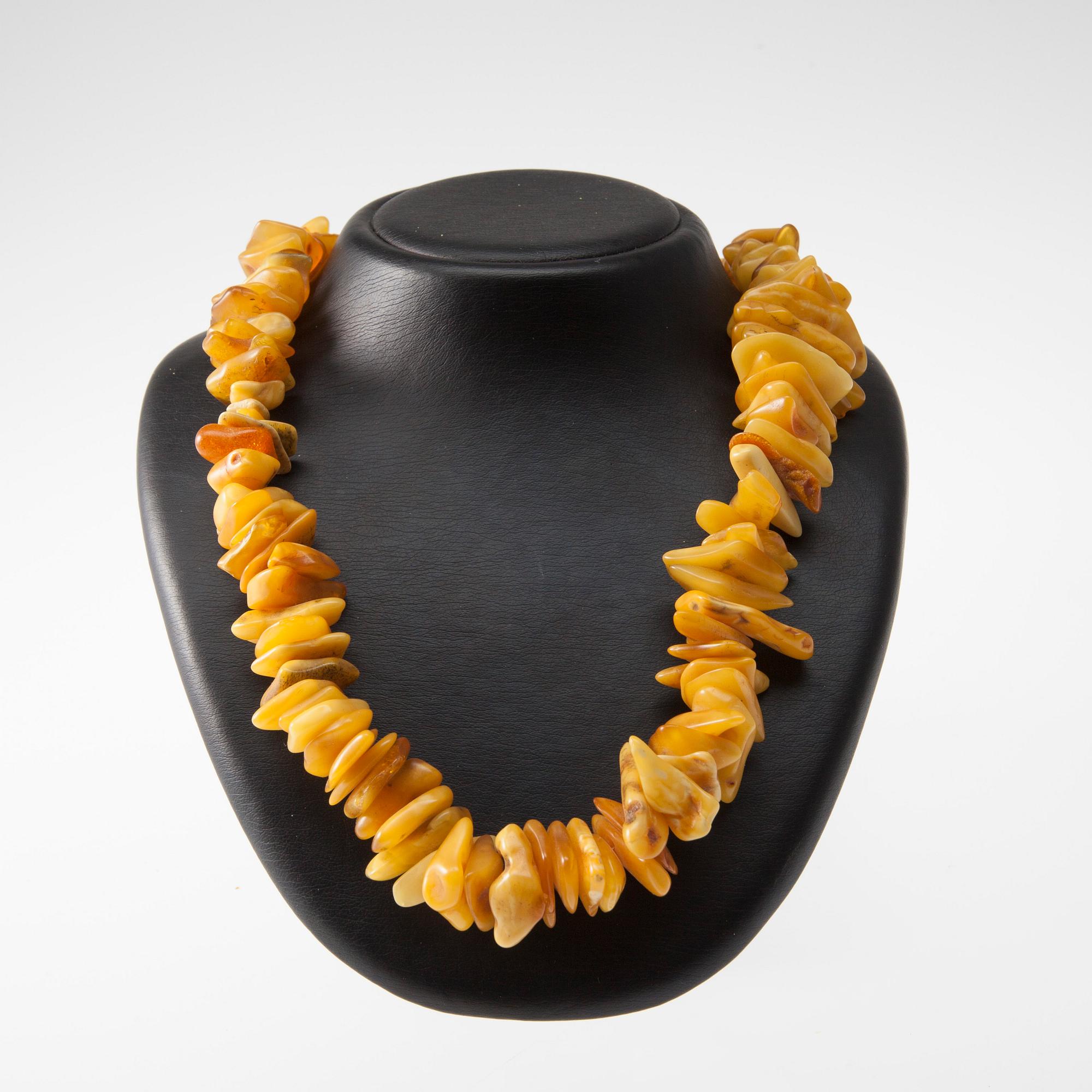 HALSBAND och ÖRHÄNGEN, ett par, bärnsten, 1900-tal.