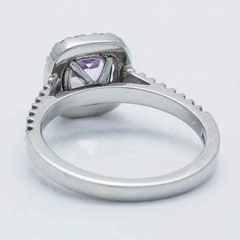 A ca 1.00 ct synthetic pink saphire ring with brilliant-cut diamonds ca 0.72 ct.