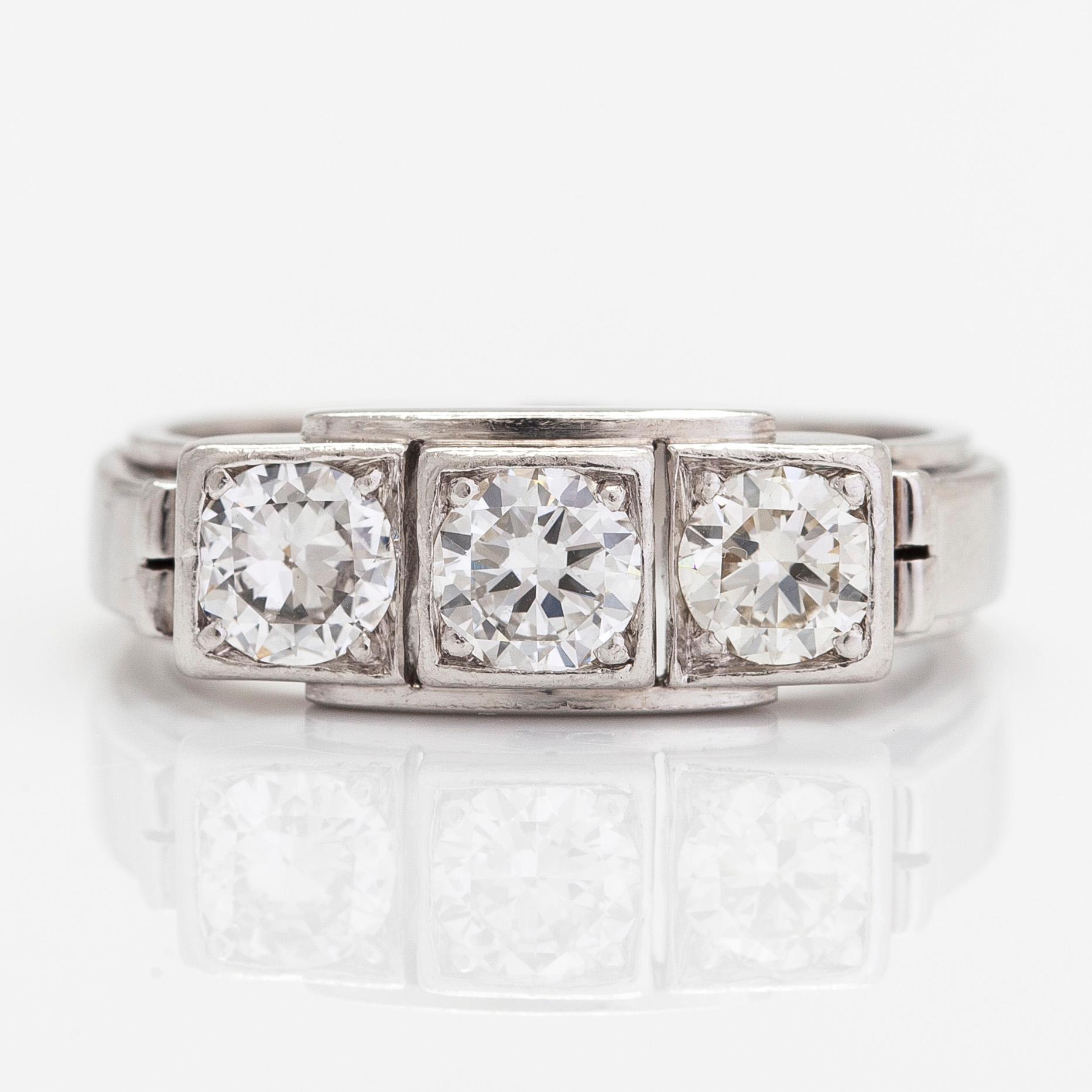 A.Tillander, ring, trestensring, platina med briljantslipade diamanter totalt ca 1.18 ct.