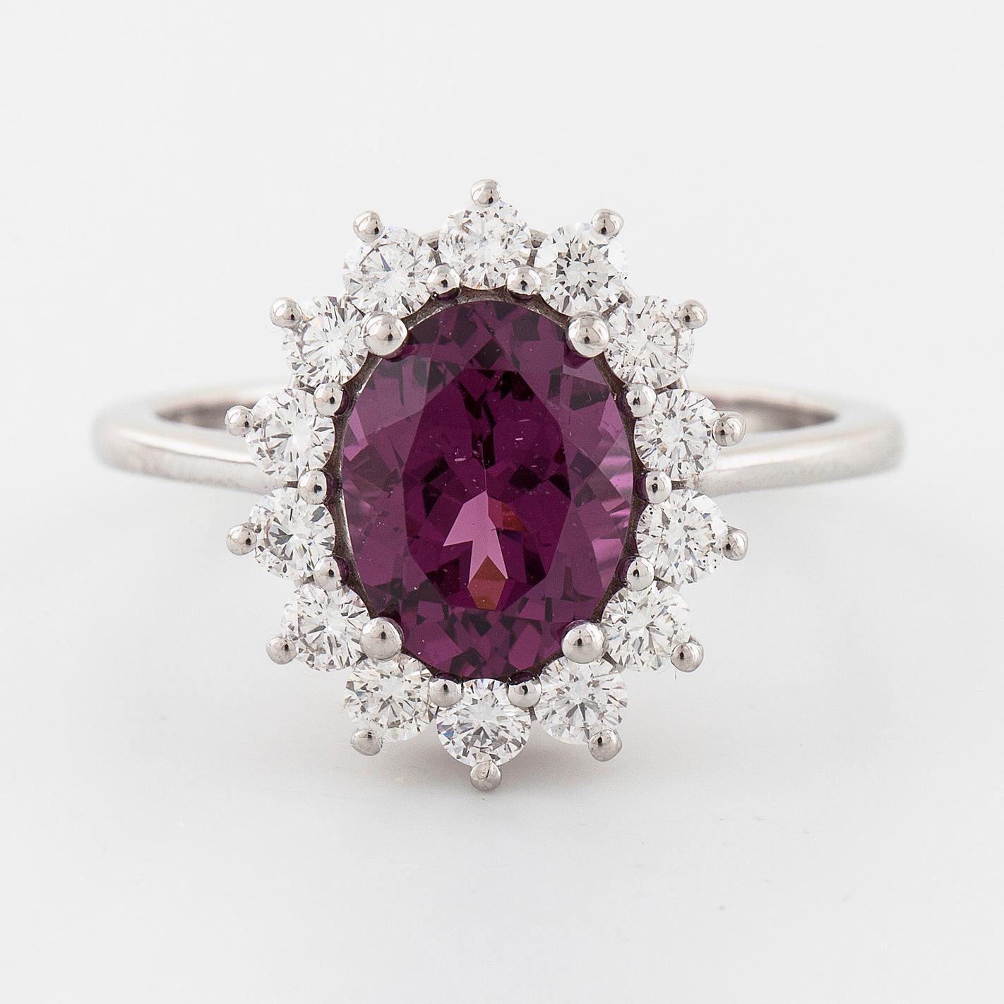 RING, med rodolit 2.30 och briljantslipade diamanter 0.59 ct.