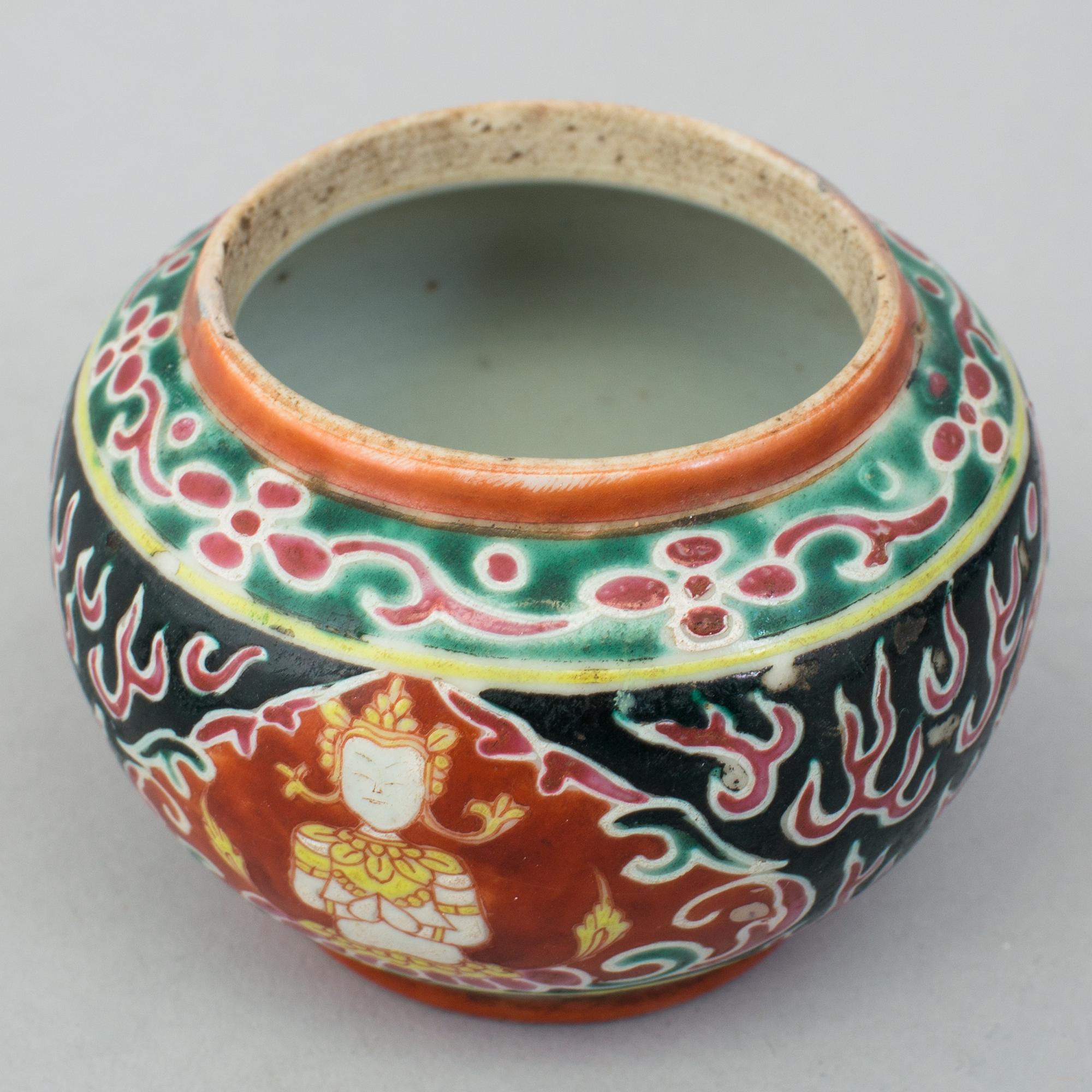 A Bencharong porcelain bowl with cover, China for the Thai Market, Ayutthaya Period, 18th/19th Century.