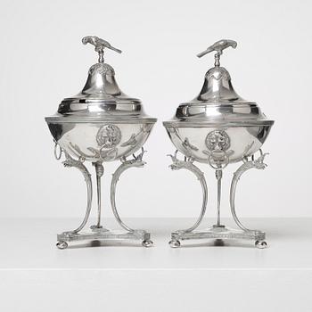 SOCKERSKÅLAR PÅ FOT, ett par, silver, empirestil, CG Hallberg, Stockholm 1916. Vikt tot ca 1100 gram.