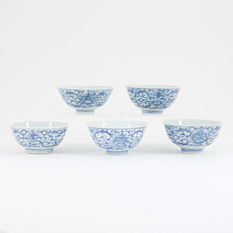 Skålar, fem stycken, porslin, Kina, sen Qingdynasti, omkring år 1900.