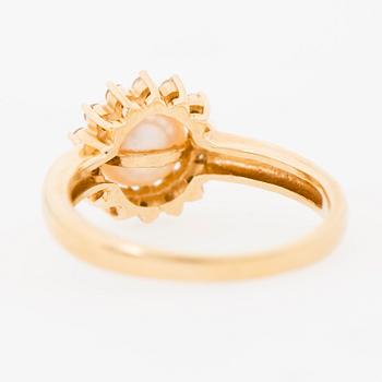 A RING, cultured pearl, brilliant cut diamonds, 18K gold.