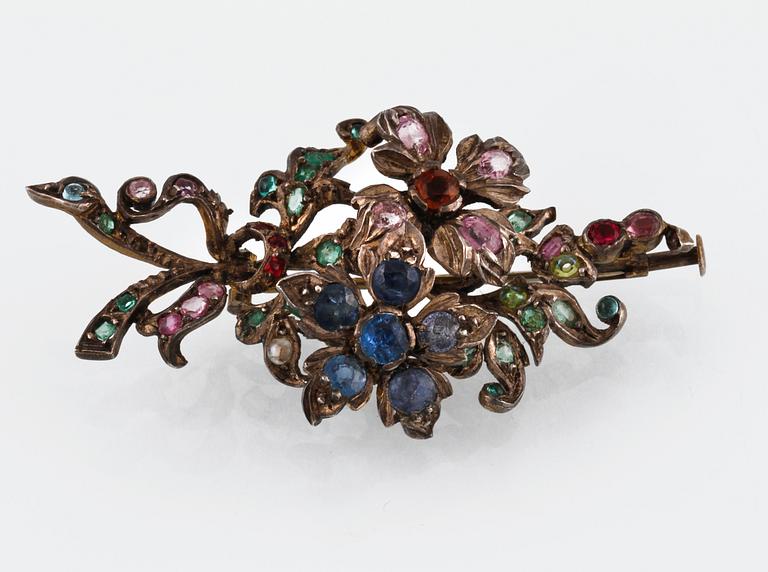 SPÄNNE och BROSCHER, 4 st, silver samt paste, delvis Lindbergs Silversmide, Stockholm, 1951. Vikt 83,1 gram.