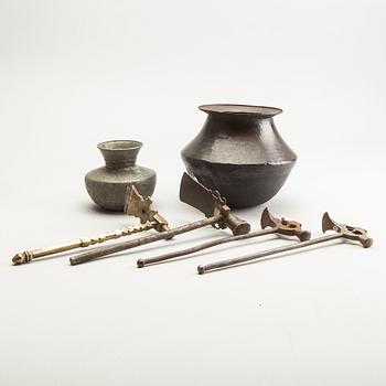 A group of 4 suger hammers/axes and 2 water bowl, 19th/20th Century.