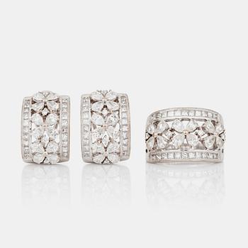 772. A set with ring and matching earrings. Pear-, princess- and brilliant-cut diamonds in a flower motif.