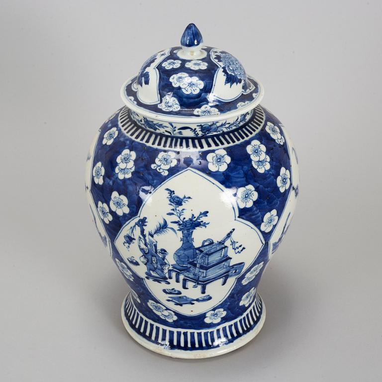 A large blue and white vase with cover, Qing dynasty, late 19th century.