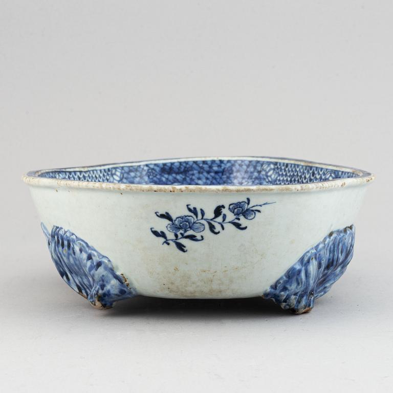 A blue and white export porcelain serving bowl, Qing dynasty, Qianlong (1736-95).