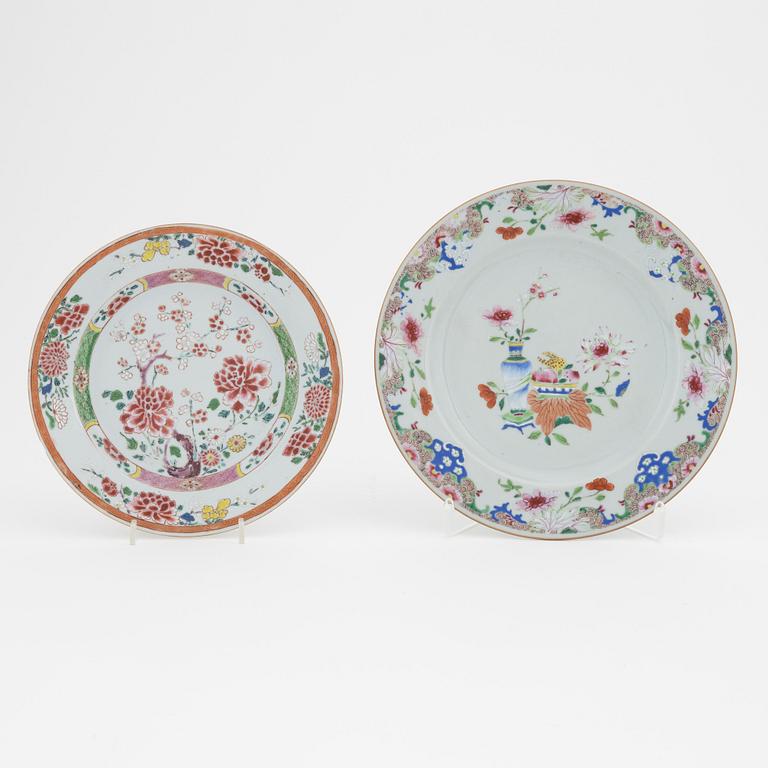 A group of ten Chinese porcelain plates and serving dish, Qing dynasty, Qianlong (1736-1795) and Jiaqing (1796-1820).