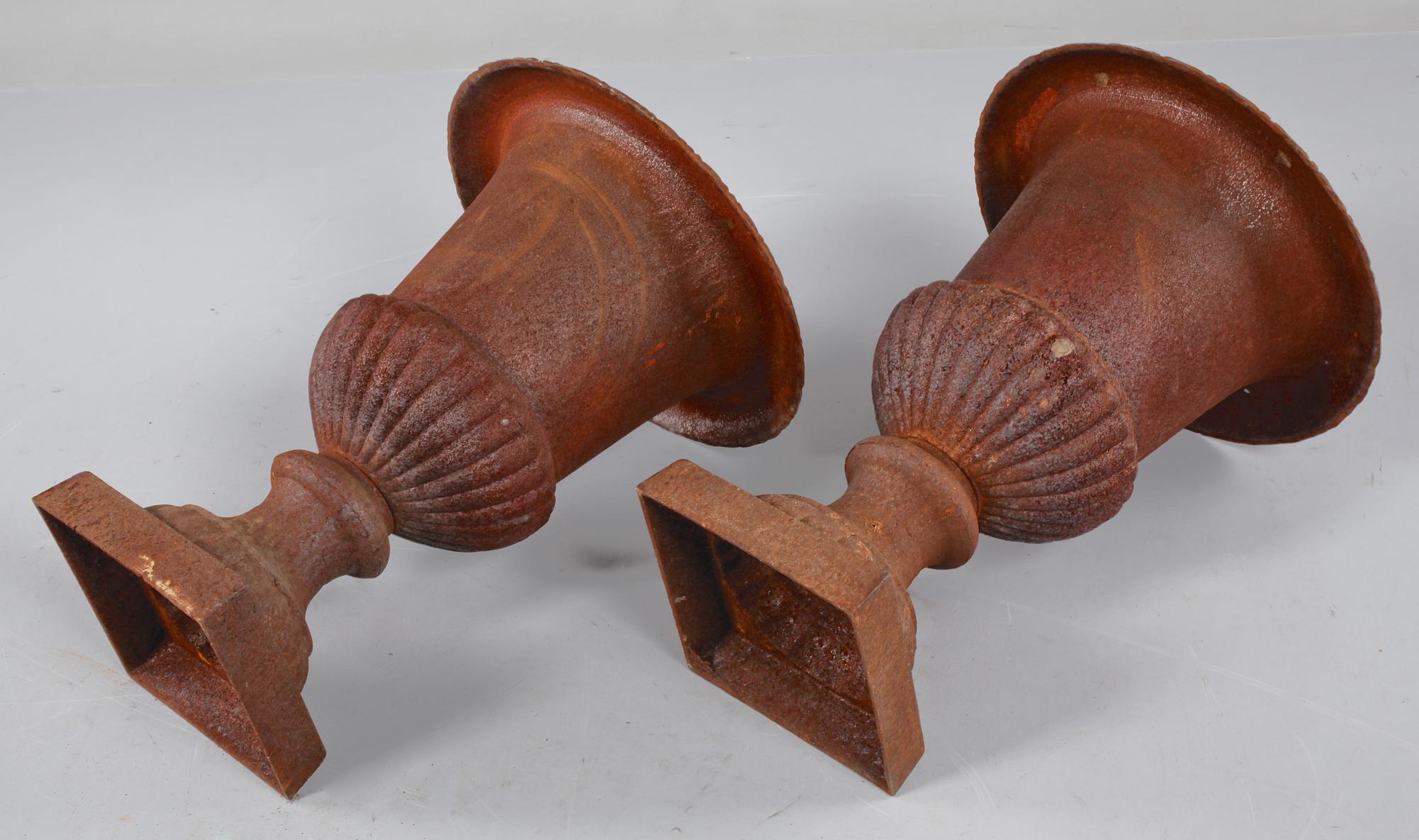 TRÄDGÅRDSURNOR, ett par, metall, 1900-talets anda hälft.