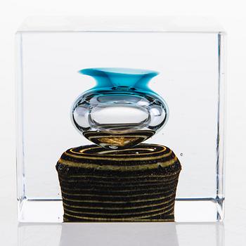 OIVA TOIKKA, an annual cube, signed Oiva Toikka, Nuutajärvi Notsjö.