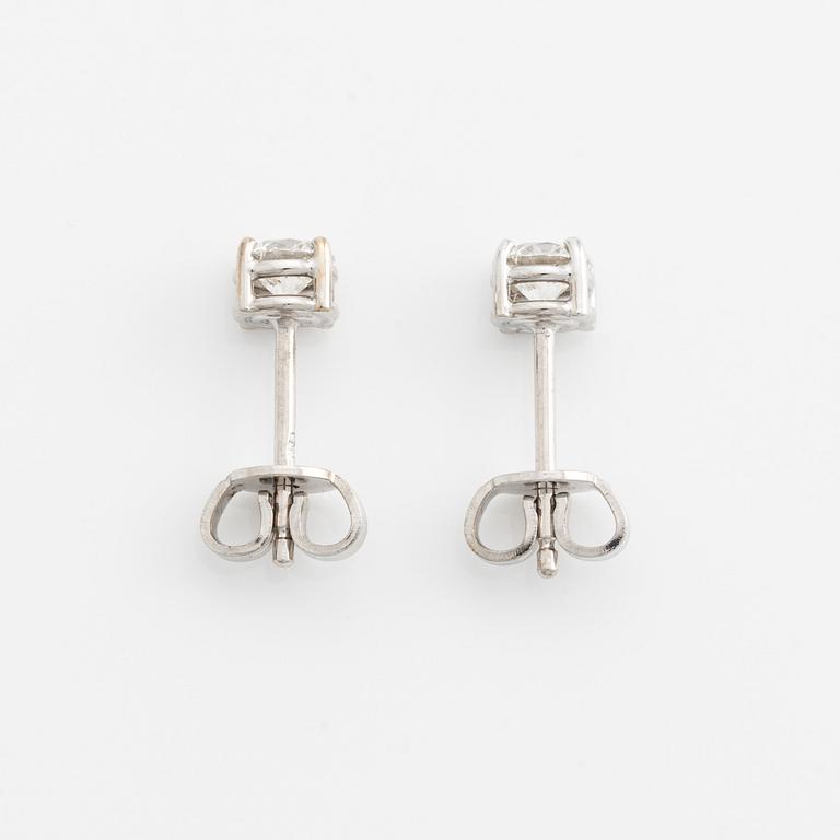 Örhängen med briljantslipade diamanter, medföljande GIA dossier.