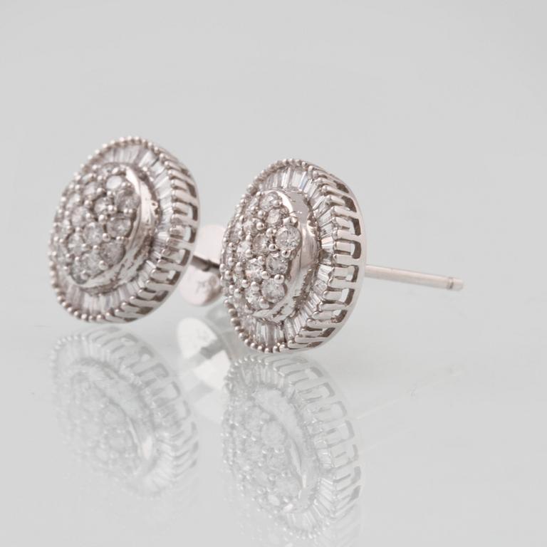 ÖRHÄNGEN, 18K vitguld med briljant och baguetteslipade diamanter ca 0.91 ct. Vikt 3,8 gram.