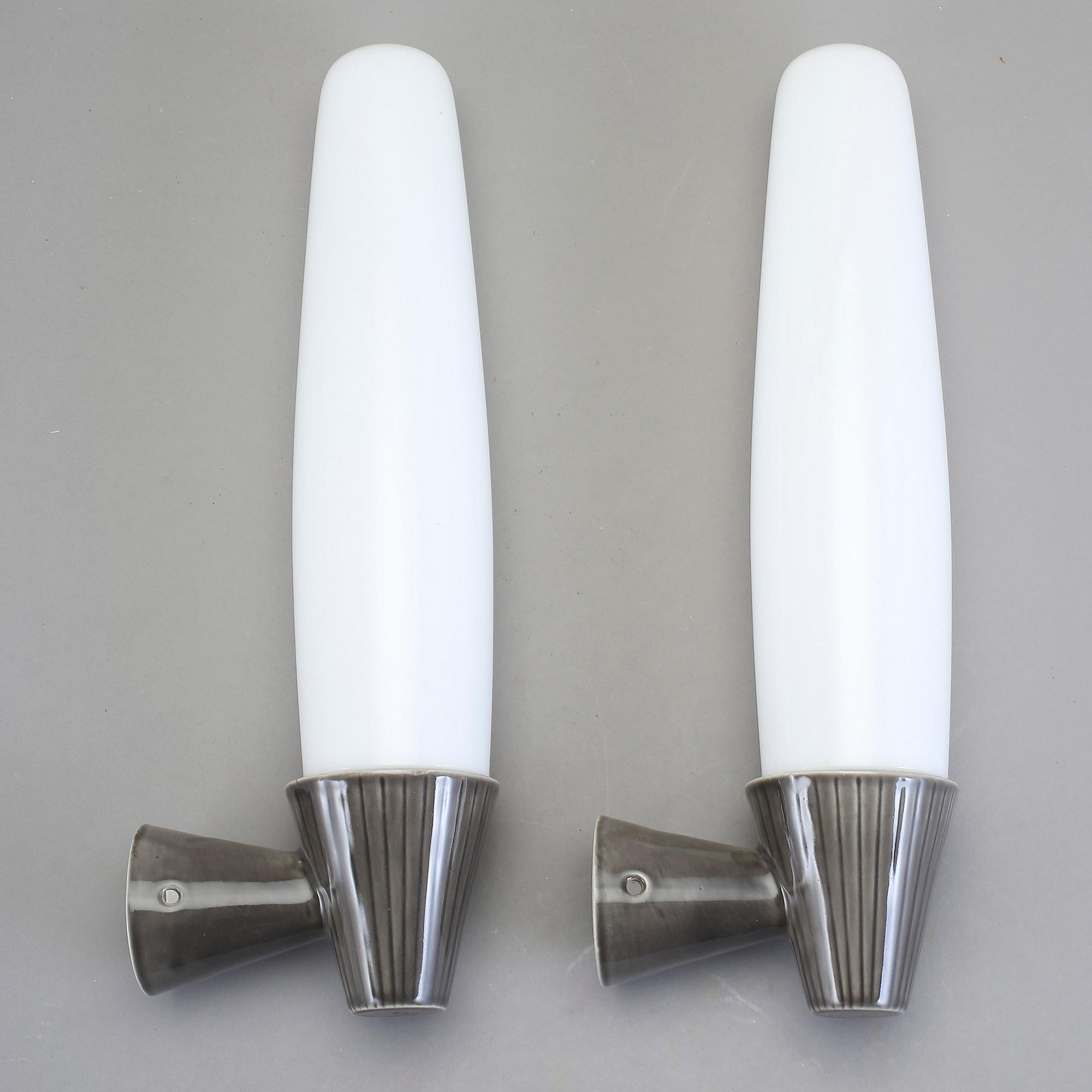 VÄGGLAMPOR, ett par, stengods och glas, sannnolikt Gustavsberg, 1960-tal.