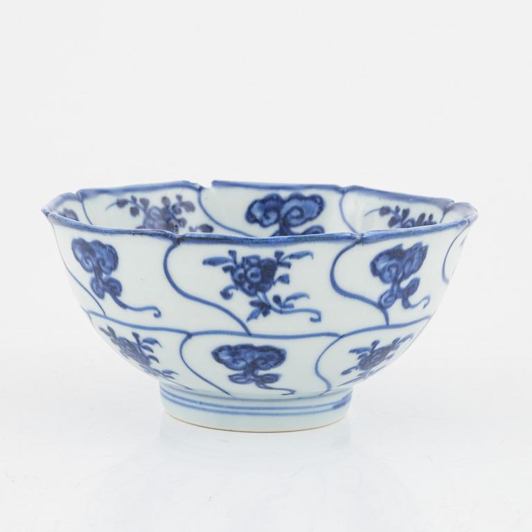 A blue and white bowl, Qing dynasty, 18th Century.