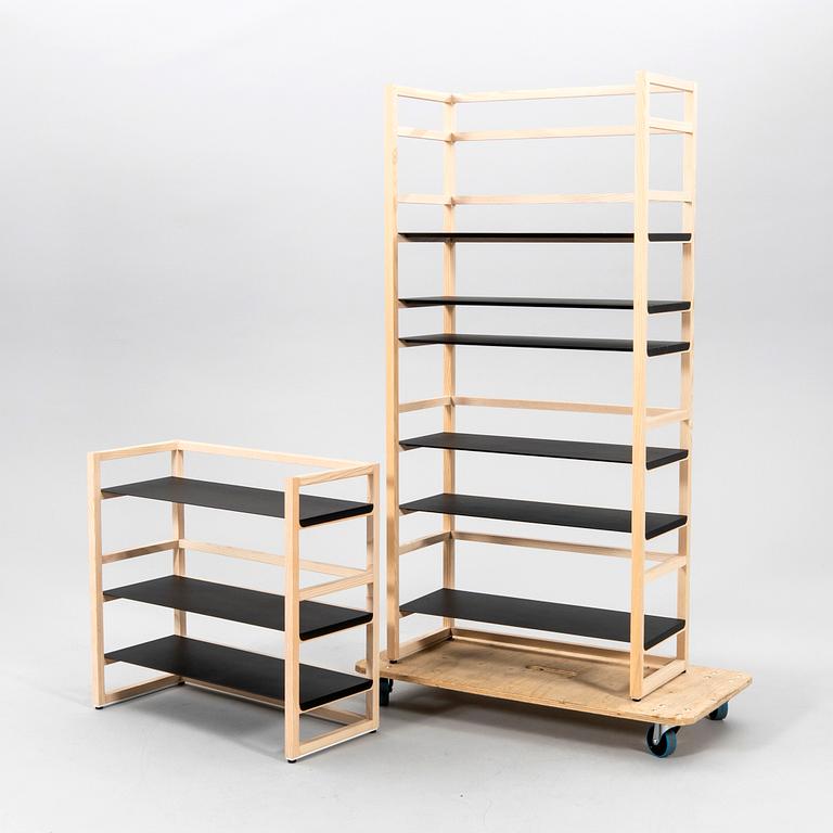 Nina Jobs hyllor 2 st "Tre shelf no 4" och "Tre shelf no 1" för Voice 2000-tal.