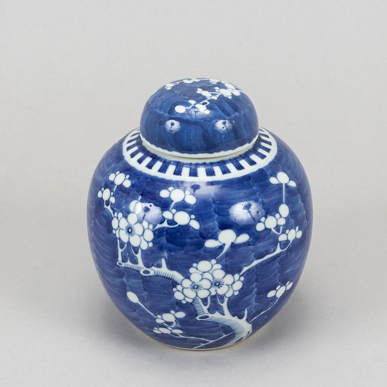 A set of a Chinese blue and white vase, two jars with cover and a lamp, 20th Century and modern manufactory.