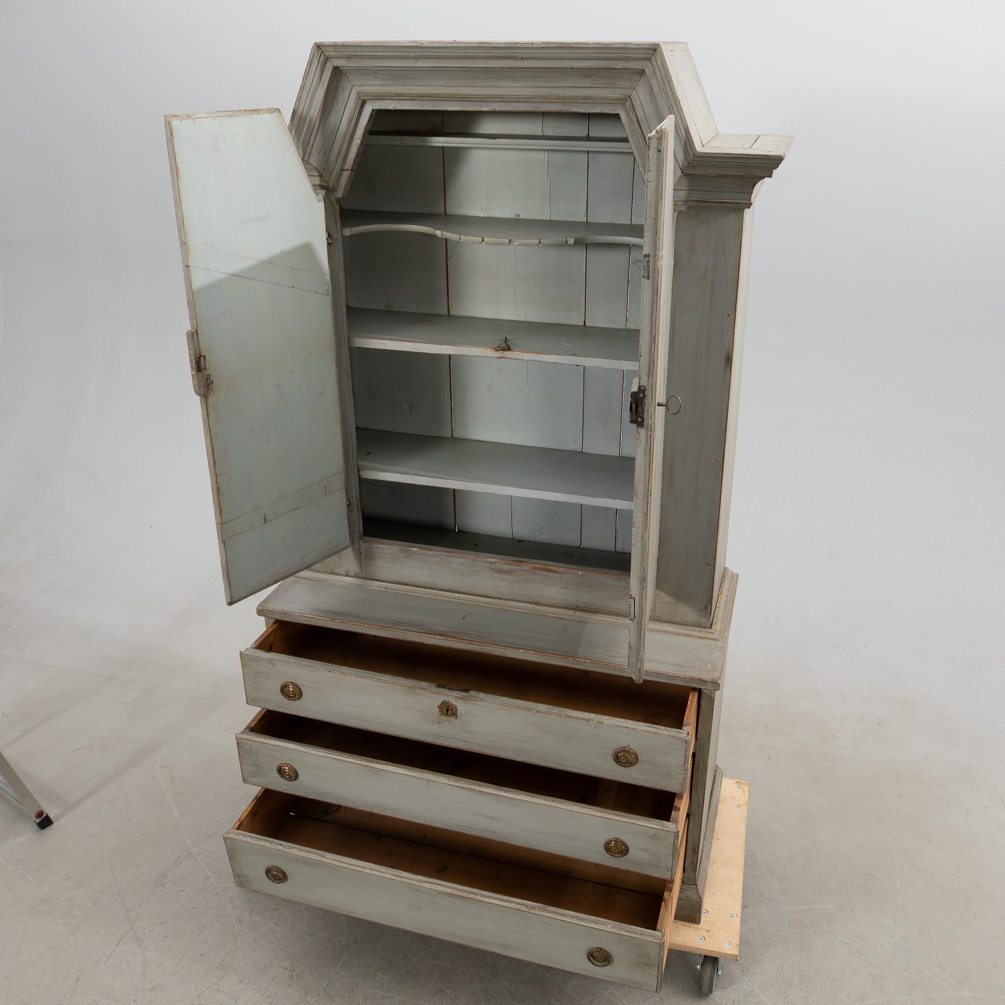 Skåp 1800-talets första hälft.