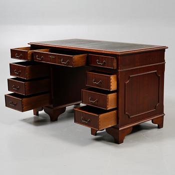 SKRIVBORD, engelsk stil, 1900-talets andra hälft.