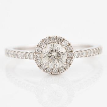 Ring, 14K white gold with brilliant-cut diamonds.