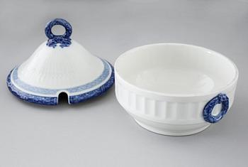 73 porcelian serving pieces, "Blå Vifte", Royal Copenhagen, from the second half of the 20th century.