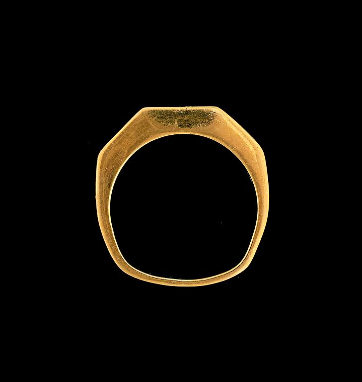 RING, 18k guld med 9 diamanter tot ca0,50ct (8enl uppg). Vikt 4,4g.