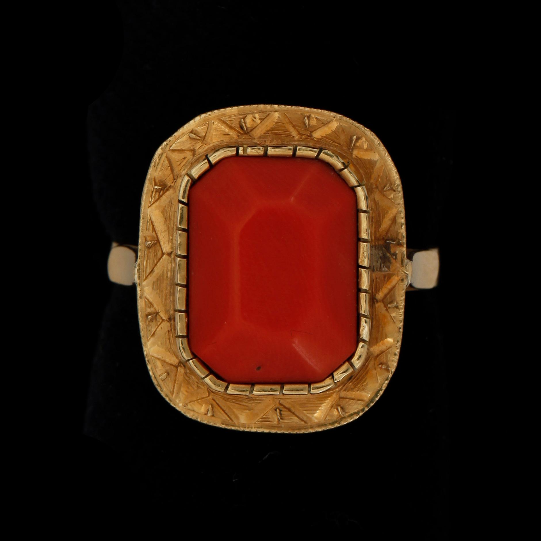 RING, 18k guld, med korall, 1900-tal. Vikt ca 6 gram.