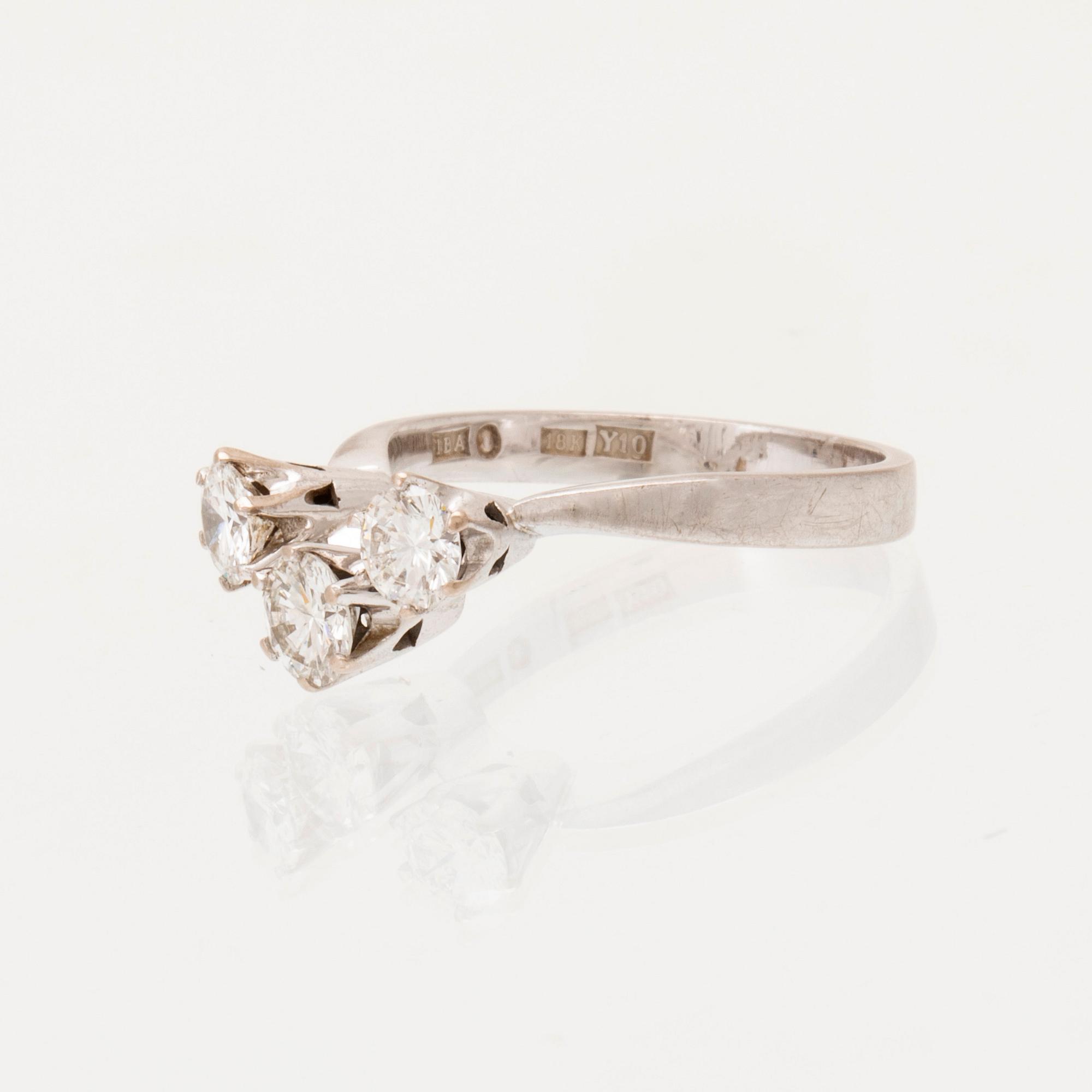 Ring trestensring 18K vitguld med runda briljantslipade diamanter.
