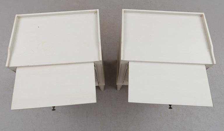 SÄNGBORD, 1 par, gustaviansk stil, 1900-talets andra hälft.