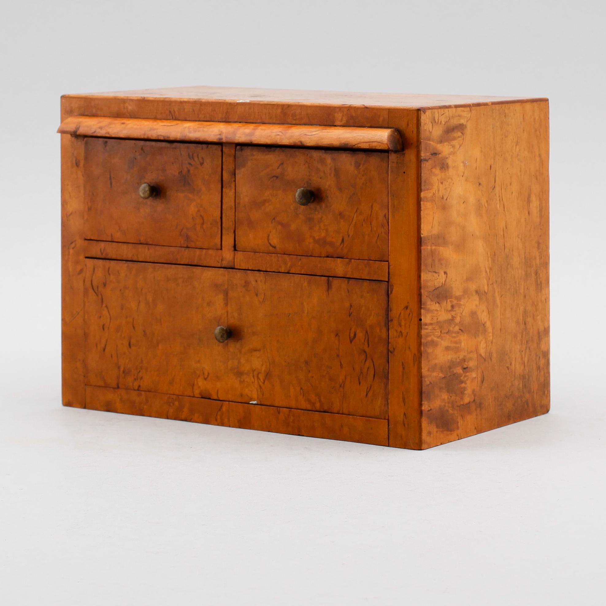 MINIATYRBYRÅ, masurbjörk, 1800-talets mitt.