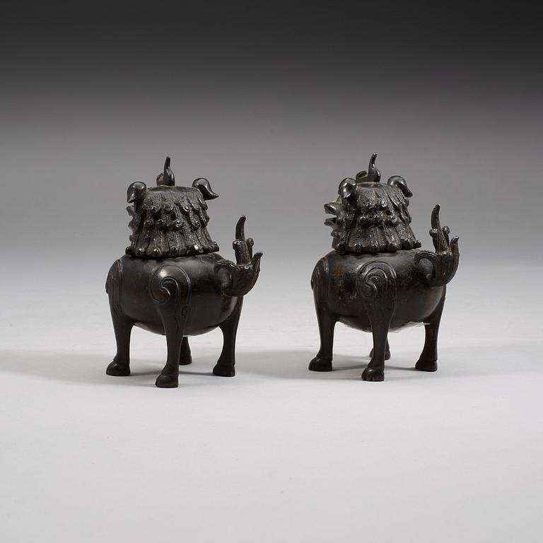 A pair of censers in the shape of buddhist lions, Qing dynasty, 19th Century.