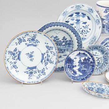 Parti, porslin, Kina, Qingdynastin,  Kangxi (1662-1722), samt Qianlong (1736-95). 13 delar.