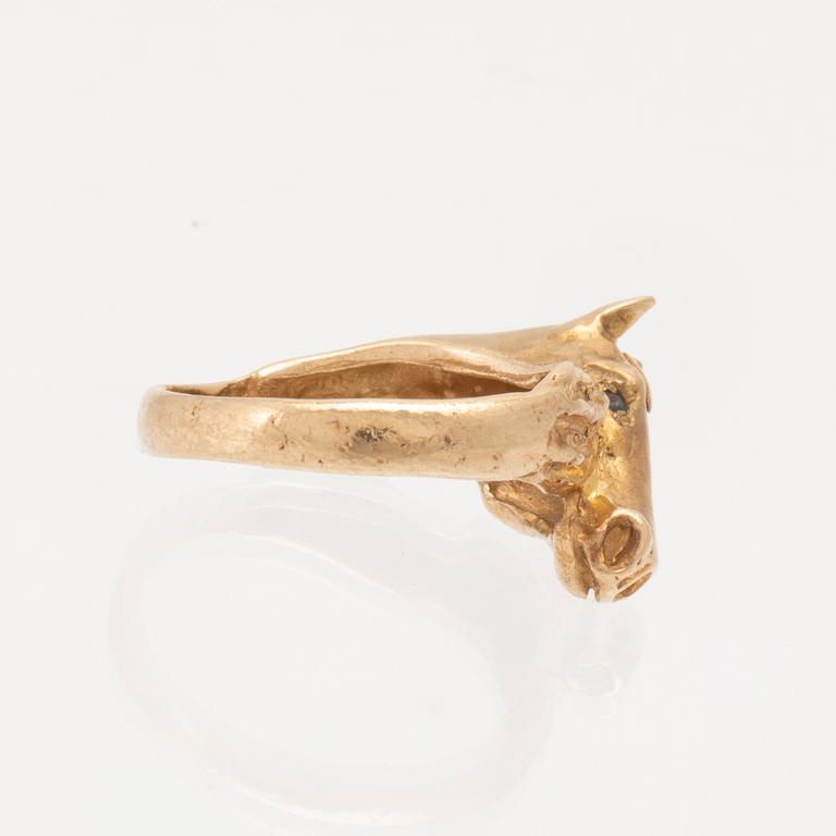 A 9K gold ring London 1988.